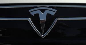 Tesla says it told the government of crash involving Autopilot ahead of its huge stock sale