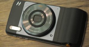 Hasselblad’s True Zoom Mod turns the Moto Z into a camera with agiant viewfinder