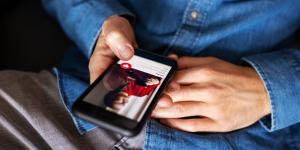 Dating apps like Tinder and OkCupid are hoping new AI features will help you land a date by choosing your profile picture and best matches