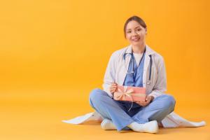 Gifts for Doctors and Nurses: 7 Ideas (2026)