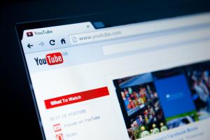 YouTube calls on the crowd to translate video titles
