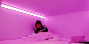 Tak Hanya Tidur, Hotel Ini Sediakan Kamar Kapsul Canggih & Instagramable
